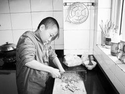 国产剧小孩切菜视频,国产剧中小厨神切菜瞬间